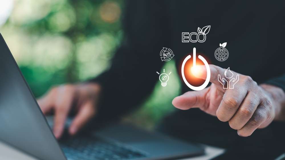 Der Mensch verwendet seinen Finger, um den Knopf zu drücken, um den Laptop-Computer auszuschalten, zu schließen, herunterzufahren, bevor er nach Hause geht, um Energie zu sparen, globale Umwelt zu sparen. Verringerung der Erderwärmung. Weltumwelttag